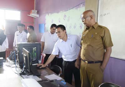 Pj Bupati Inhil Tinjau UNBK Tingkat SMP Sederajat